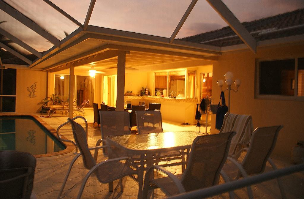 Villa Catalina Isles - Holidays In Paradise เคปคอรัล ภายนอก รูปภาพ